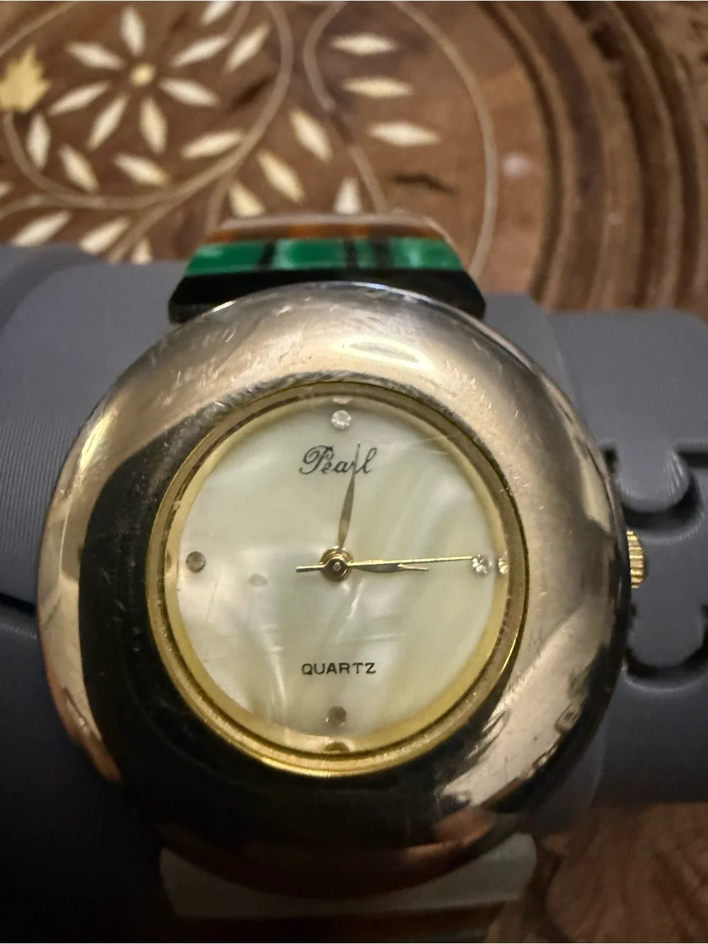 Vintage Pearl Quartz Women's Round gold Tone Watch with multi colored marble